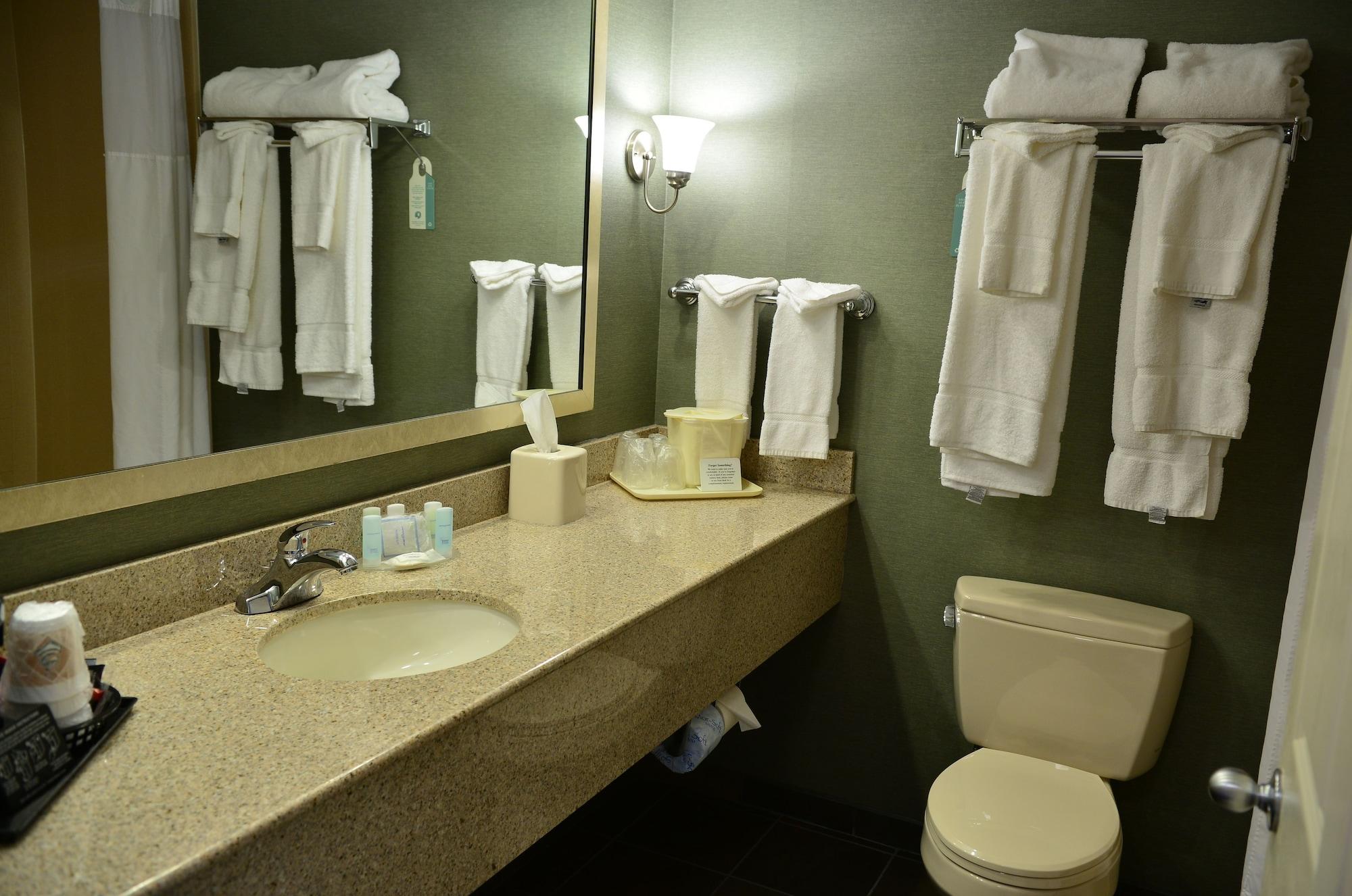 Clarion Inn & Suites At The Outlets Of Lake George Exterior foto