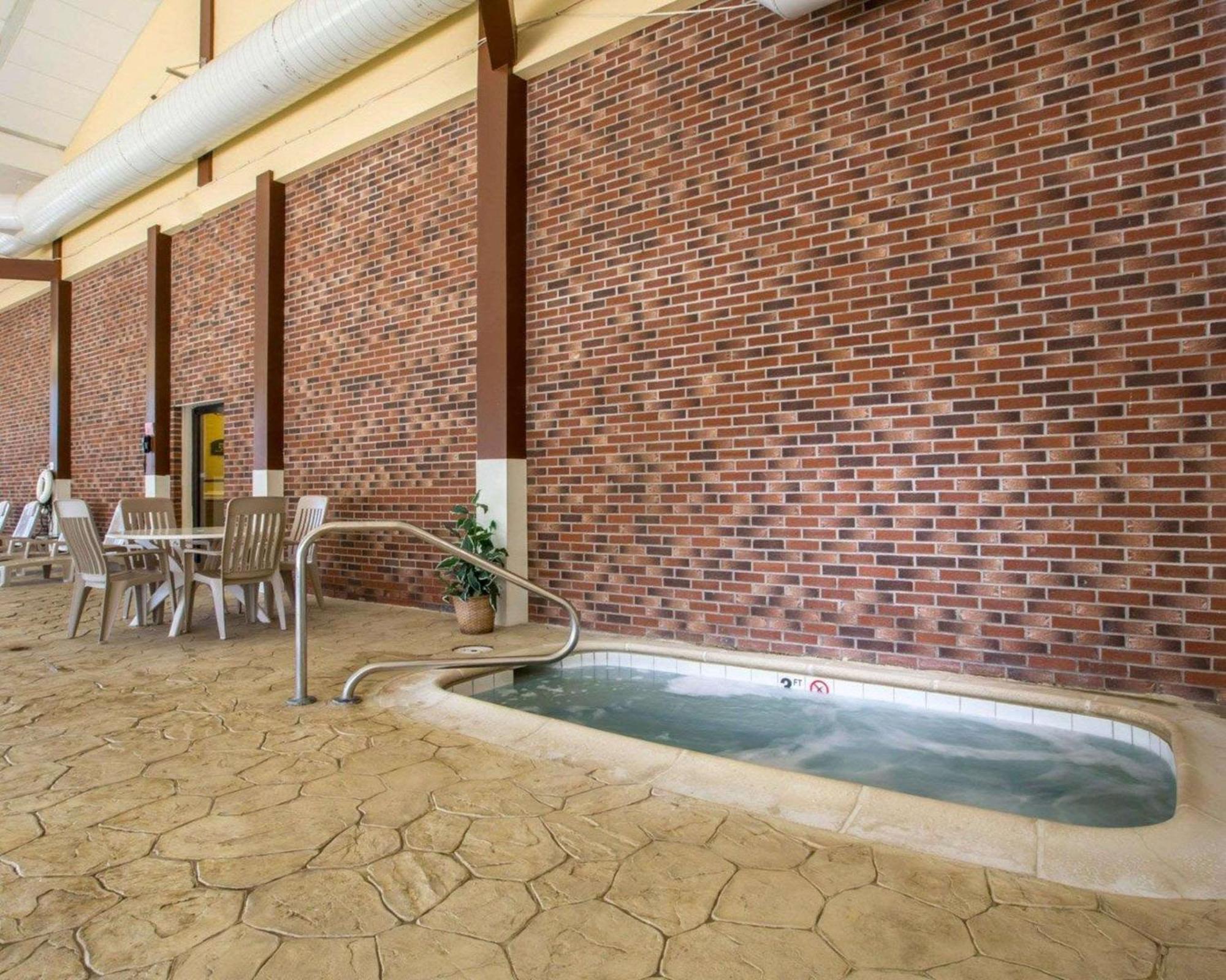 Clarion Inn & Suites At The Outlets Of Lake George Exterior foto