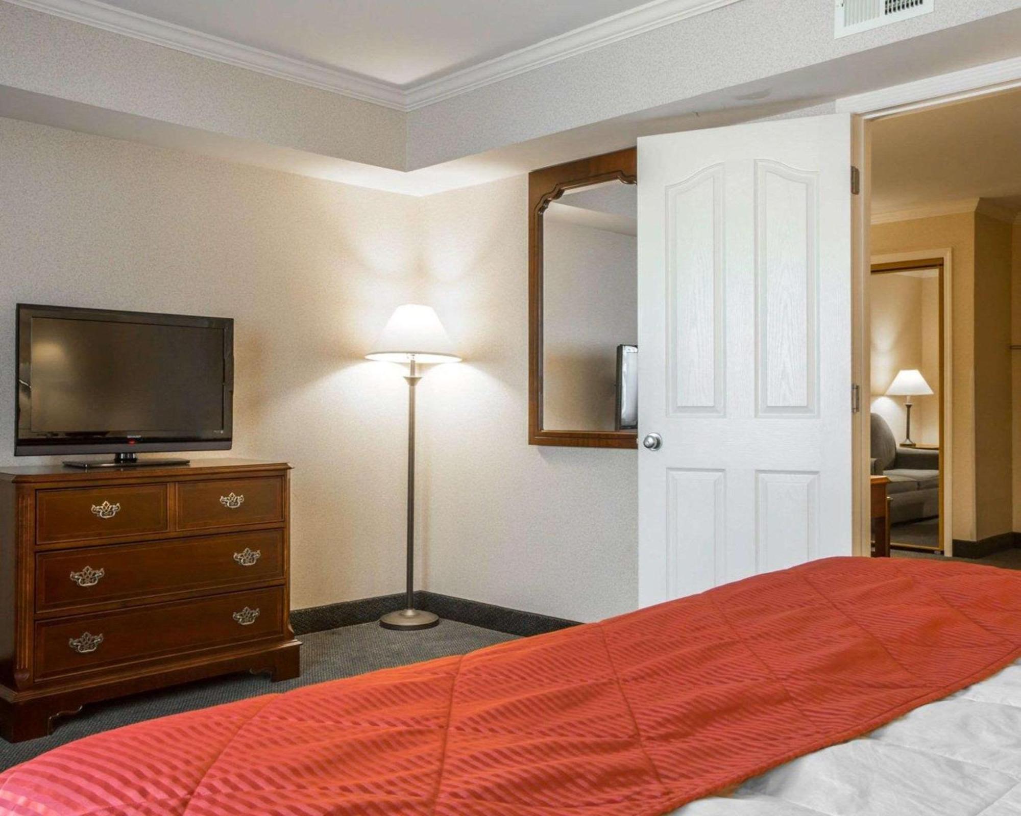 Clarion Inn & Suites At The Outlets Of Lake George Exterior foto