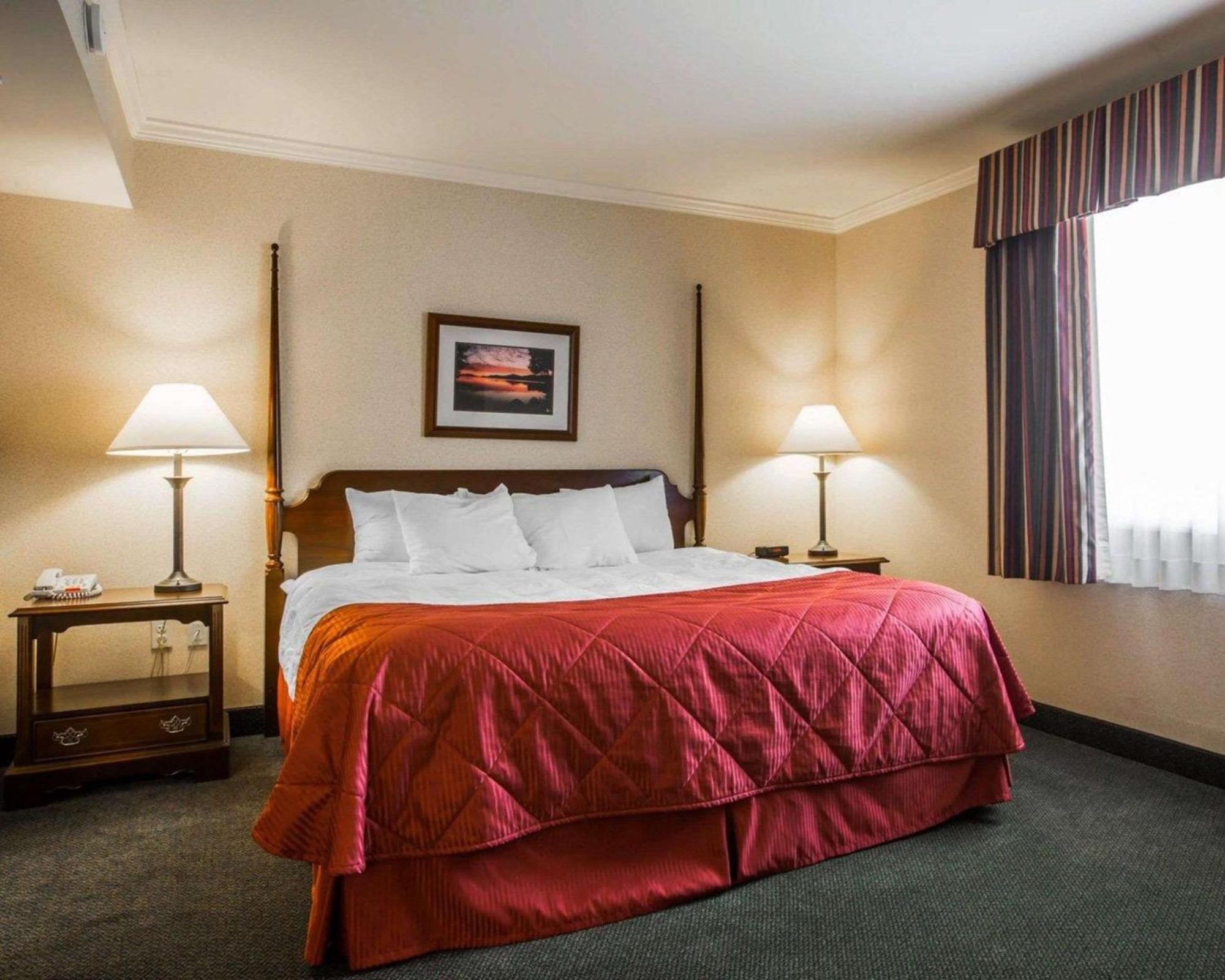 Clarion Inn & Suites At The Outlets Of Lake George Exterior foto
