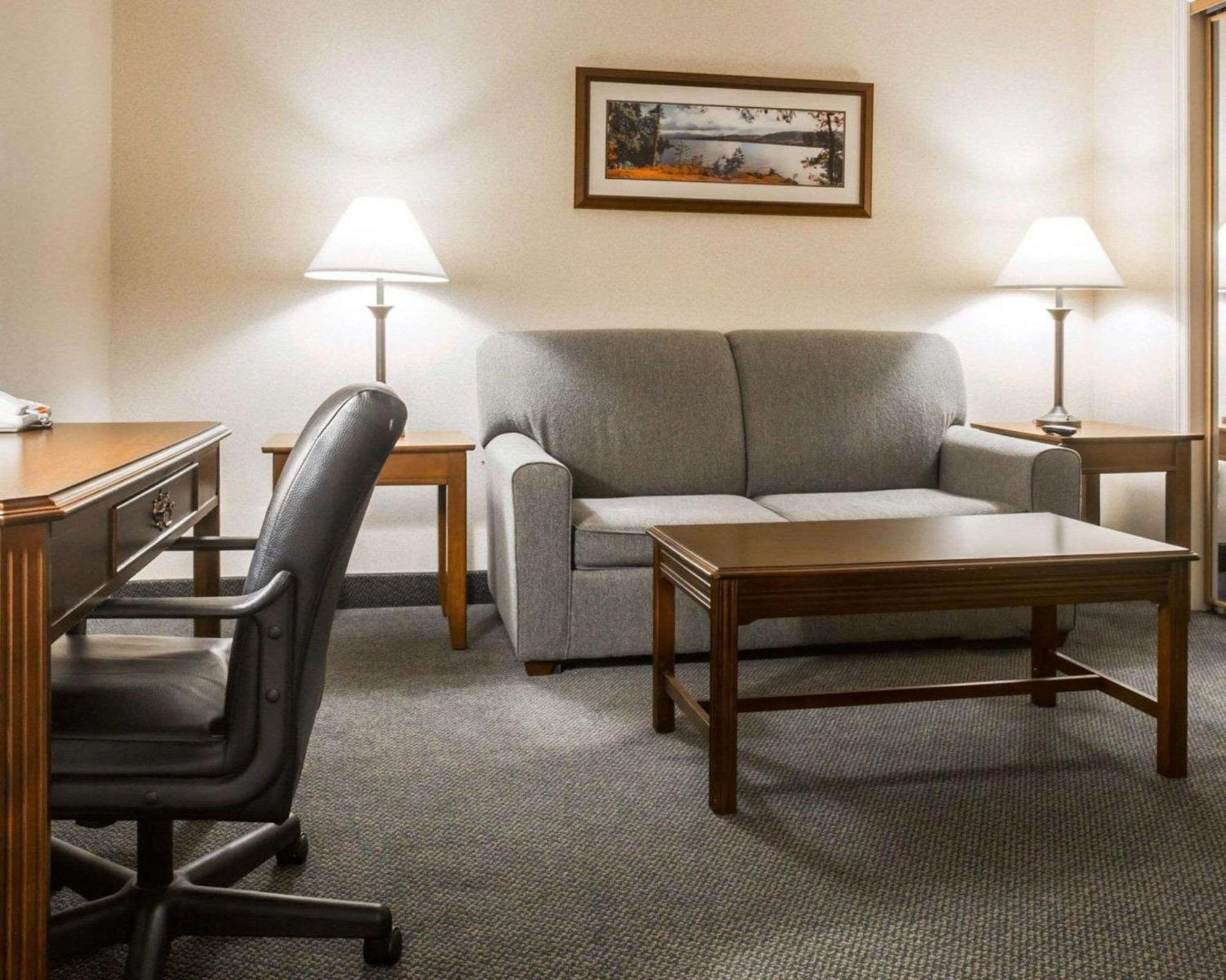 Clarion Inn & Suites At The Outlets Of Lake George Exterior foto