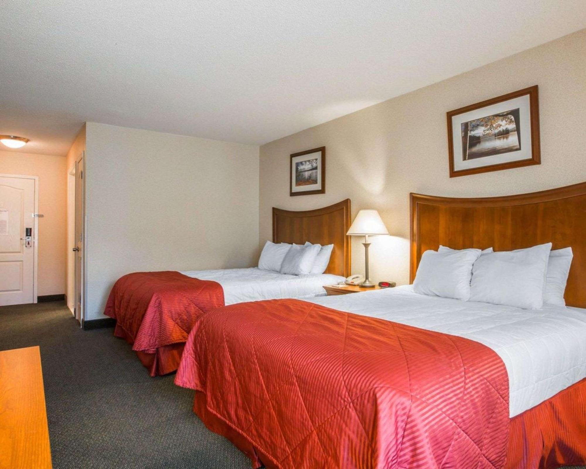 Clarion Inn & Suites At The Outlets Of Lake George Exterior foto