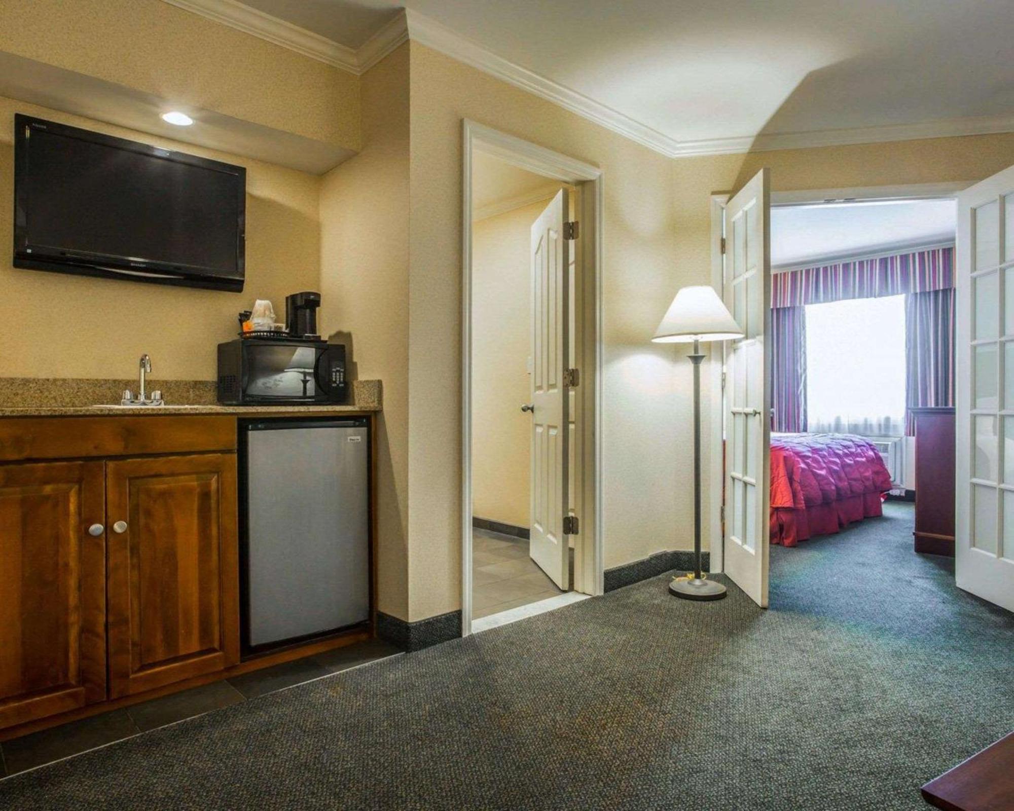 Clarion Inn & Suites At The Outlets Of Lake George Exterior foto