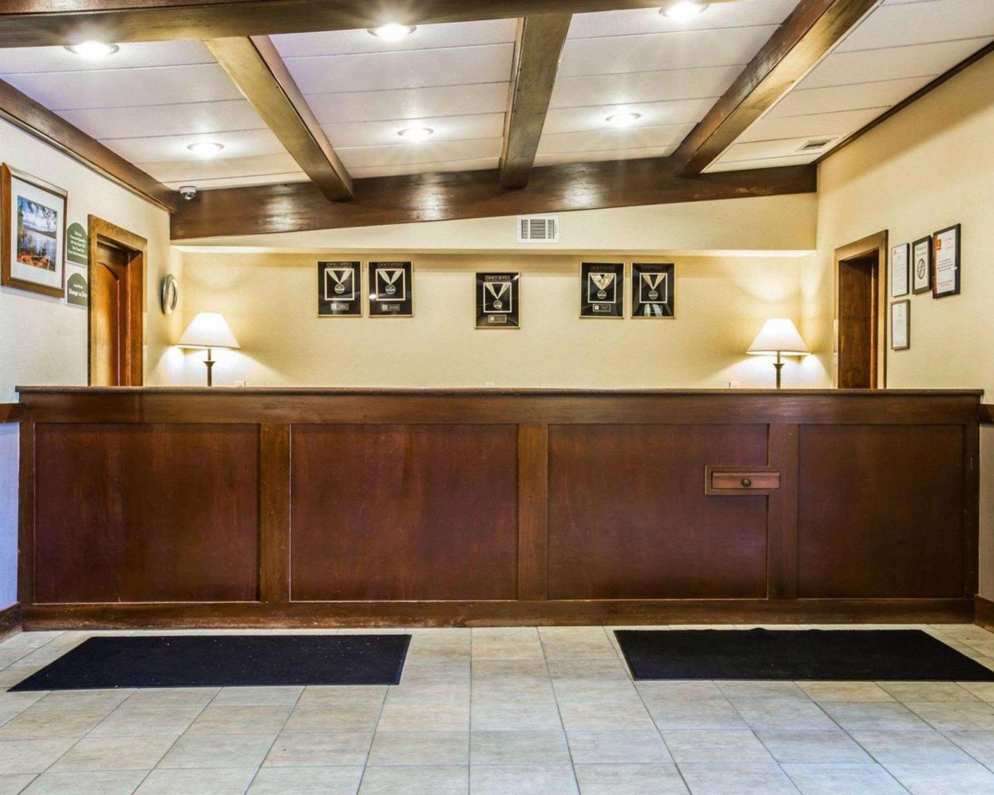 Clarion Inn & Suites At The Outlets Of Lake George Exterior foto