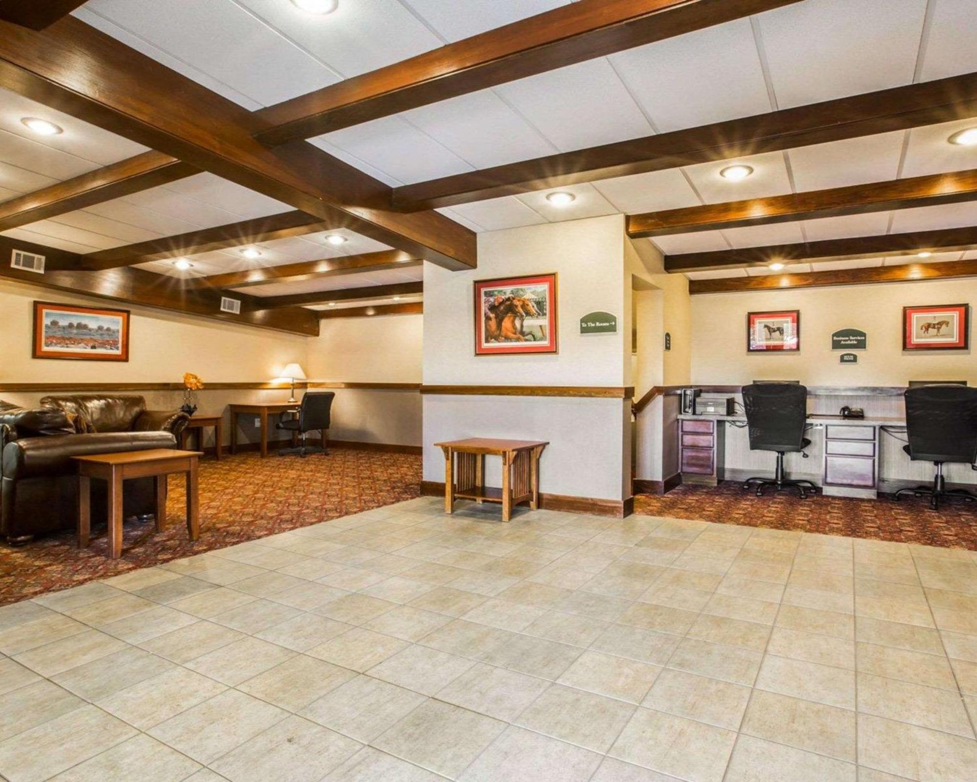 Clarion Inn & Suites At The Outlets Of Lake George Exterior foto