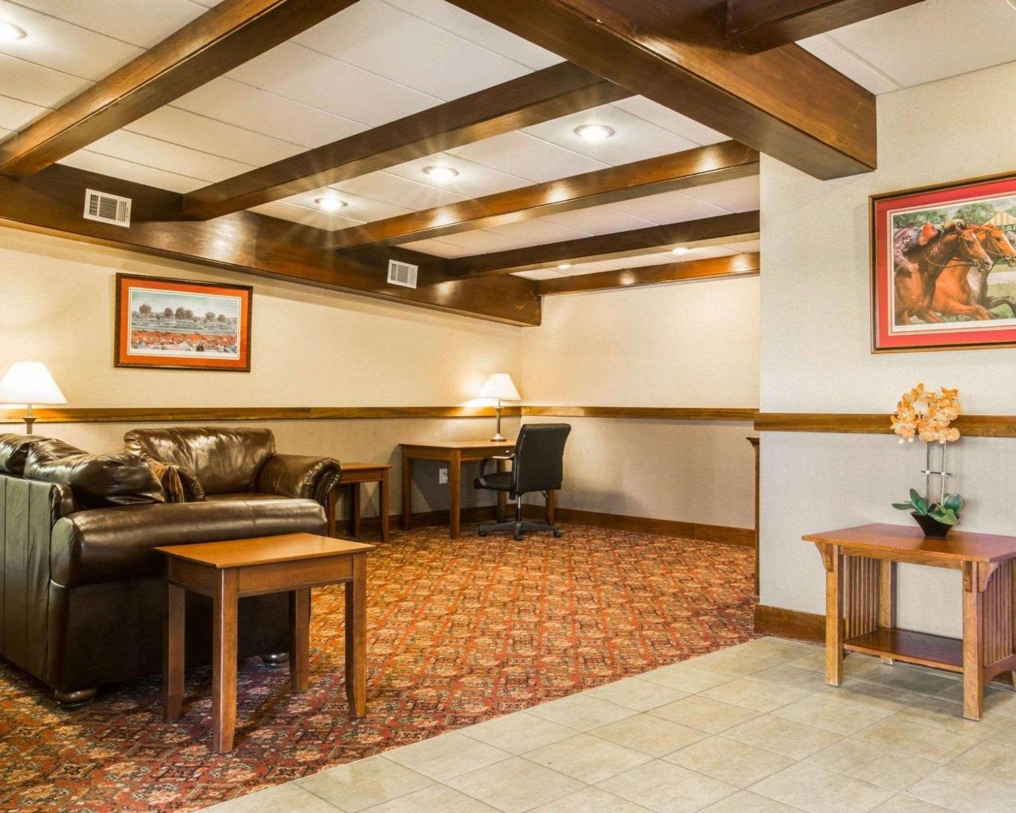 Clarion Inn & Suites At The Outlets Of Lake George Exterior foto