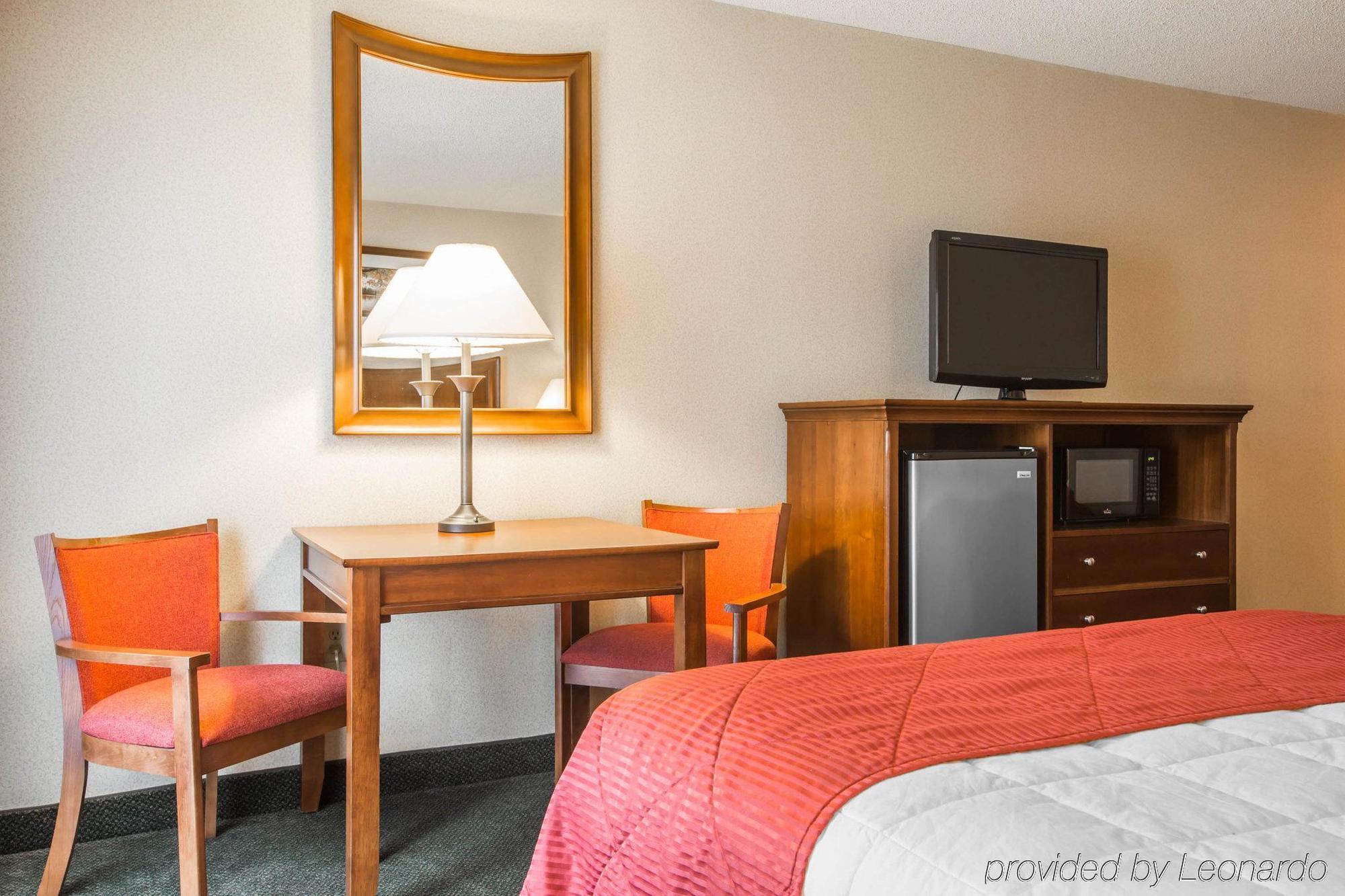 Clarion Inn & Suites At The Outlets Of Lake George Exterior foto