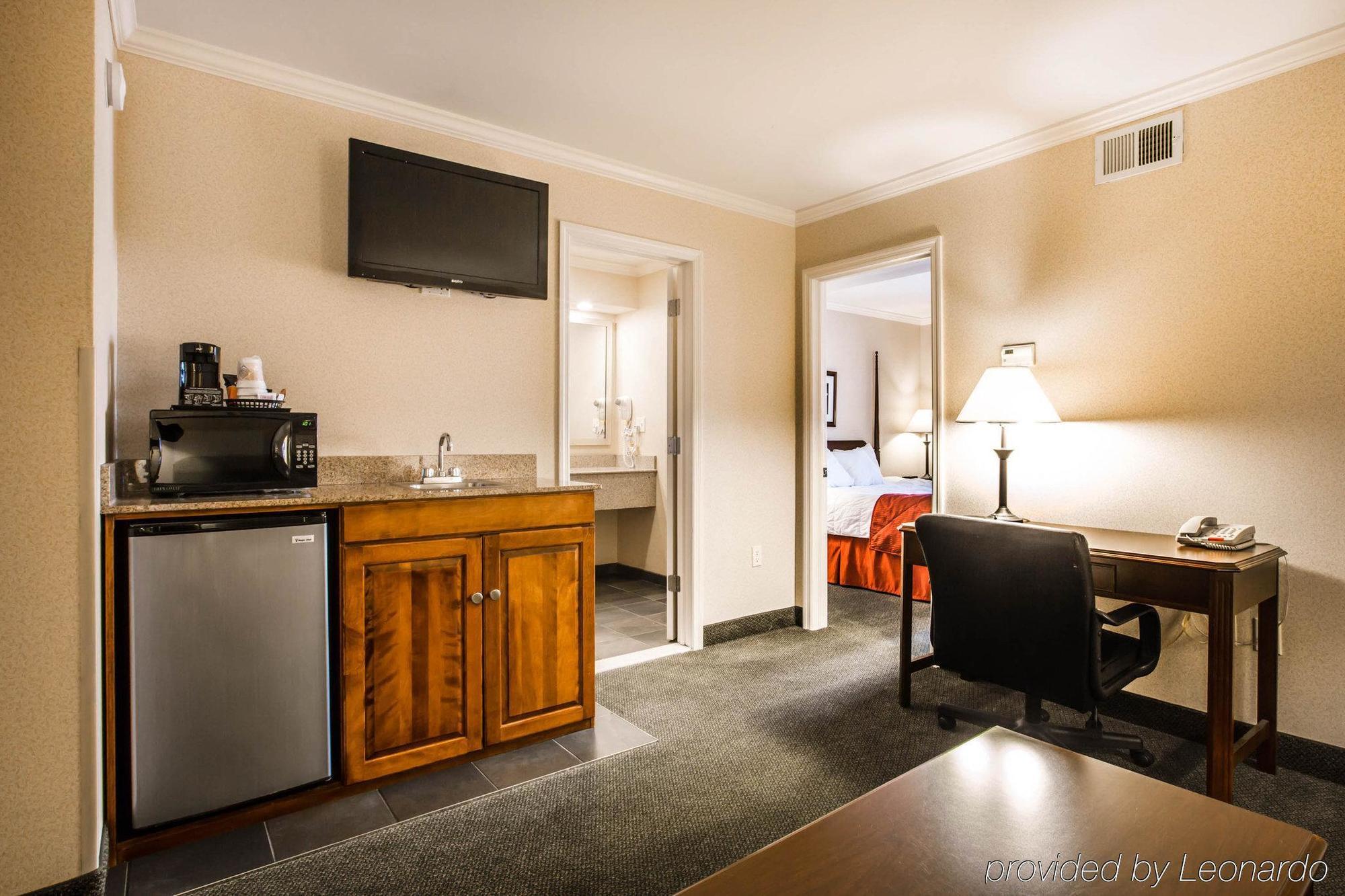 Clarion Inn & Suites At The Outlets Of Lake George Exterior foto