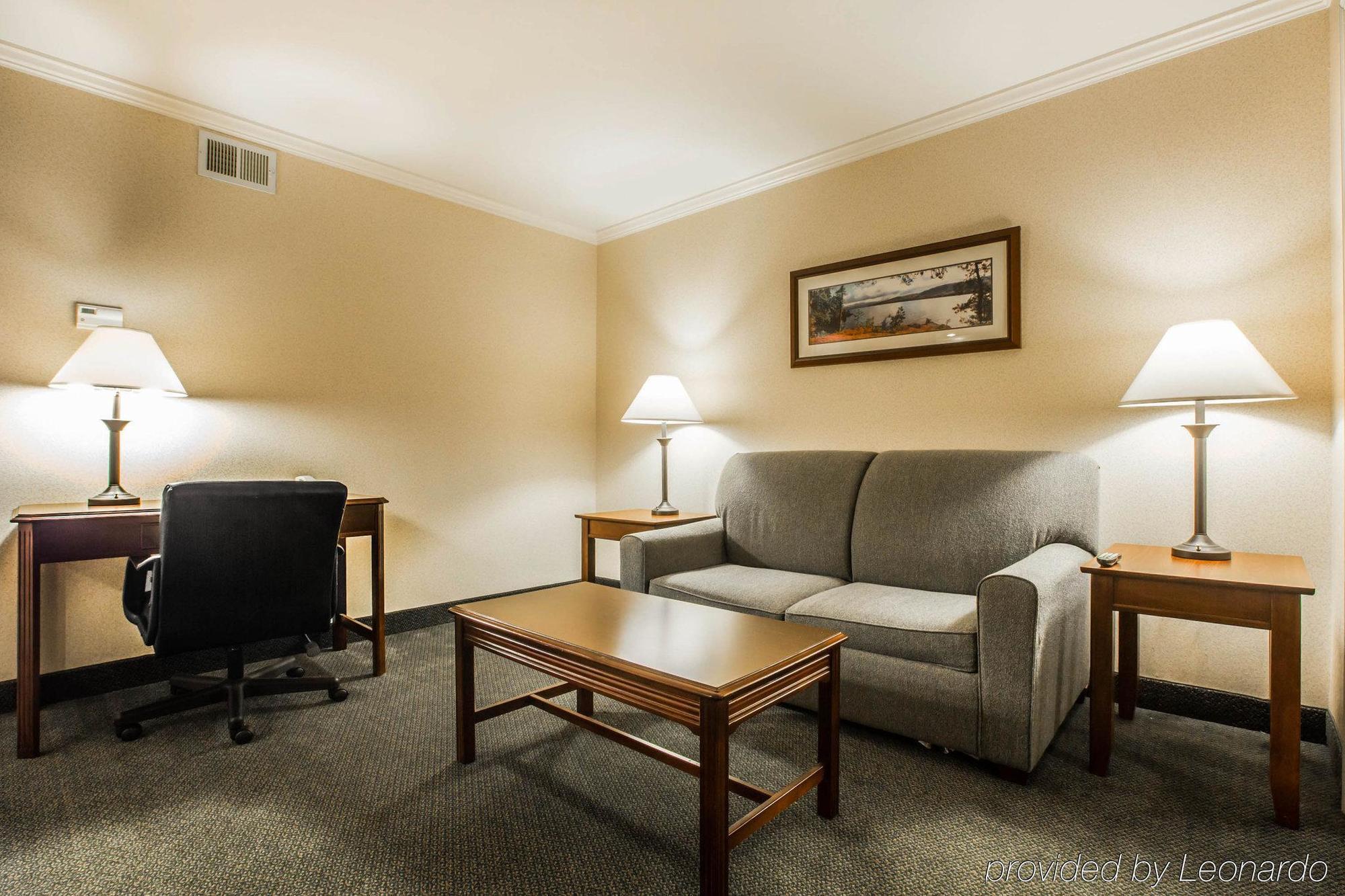 Clarion Inn & Suites At The Outlets Of Lake George Exterior foto