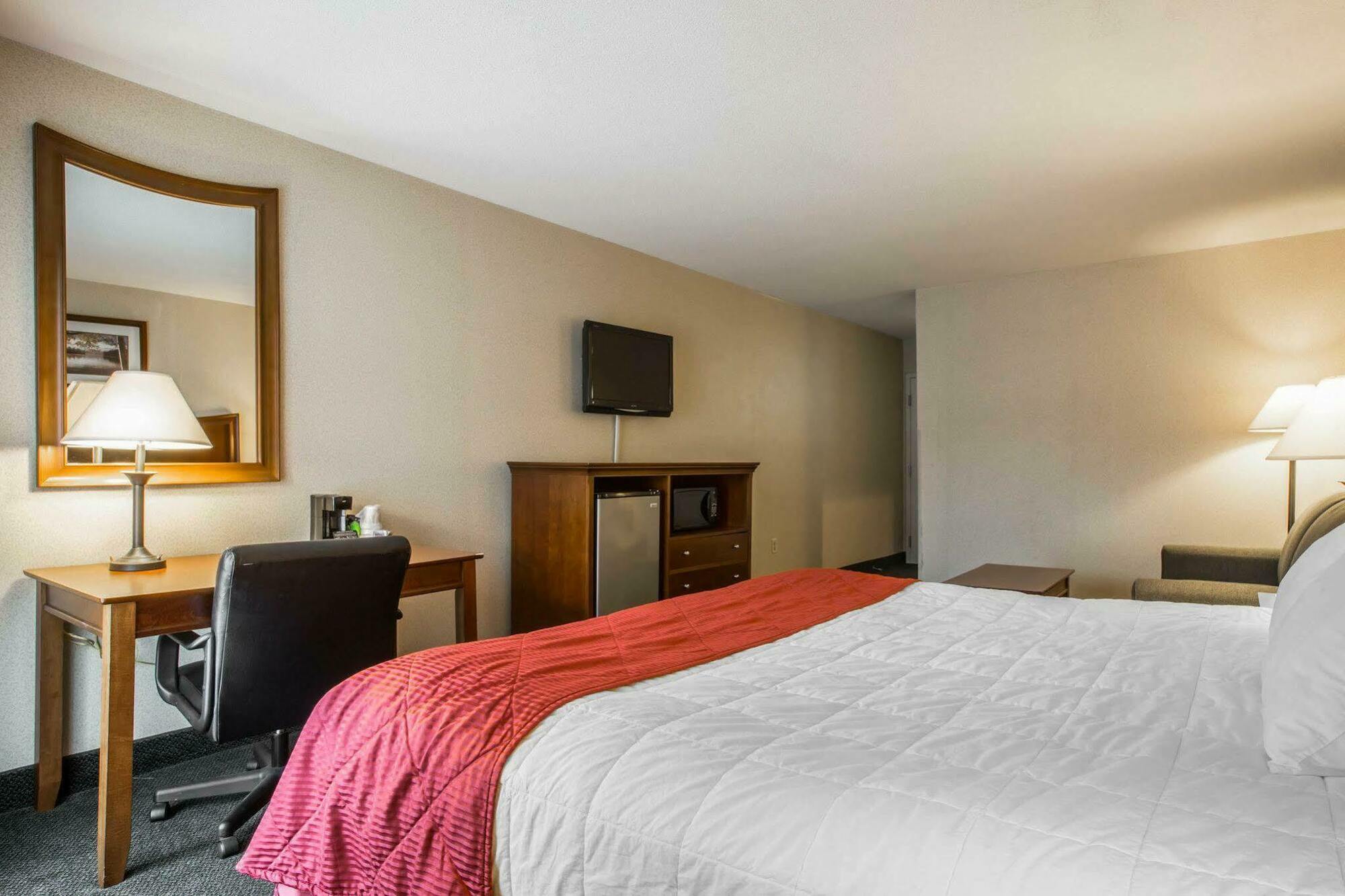 Clarion Inn & Suites At The Outlets Of Lake George Exterior foto